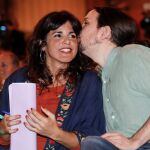 Teresa Rodríguez y Pablo Iglesias / Foto: La Razón
