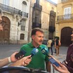 El concejal de Movilidad Sostenible y presidente de la empresa pública, Giuseppe Grezzi, esta tarde tras su salida del Consejo de Administración de la EMT