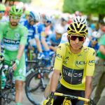 Egan Bernal, del Team Ineas, vestido con el maillot amarillo de ganador