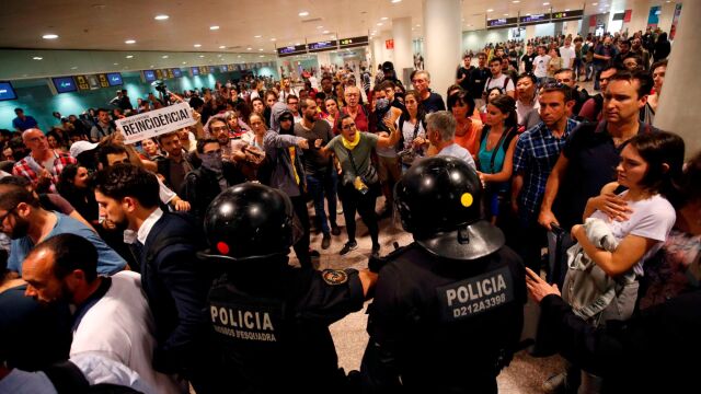 Los manifestantes han intentado acceder a la T1 del aeropuerto