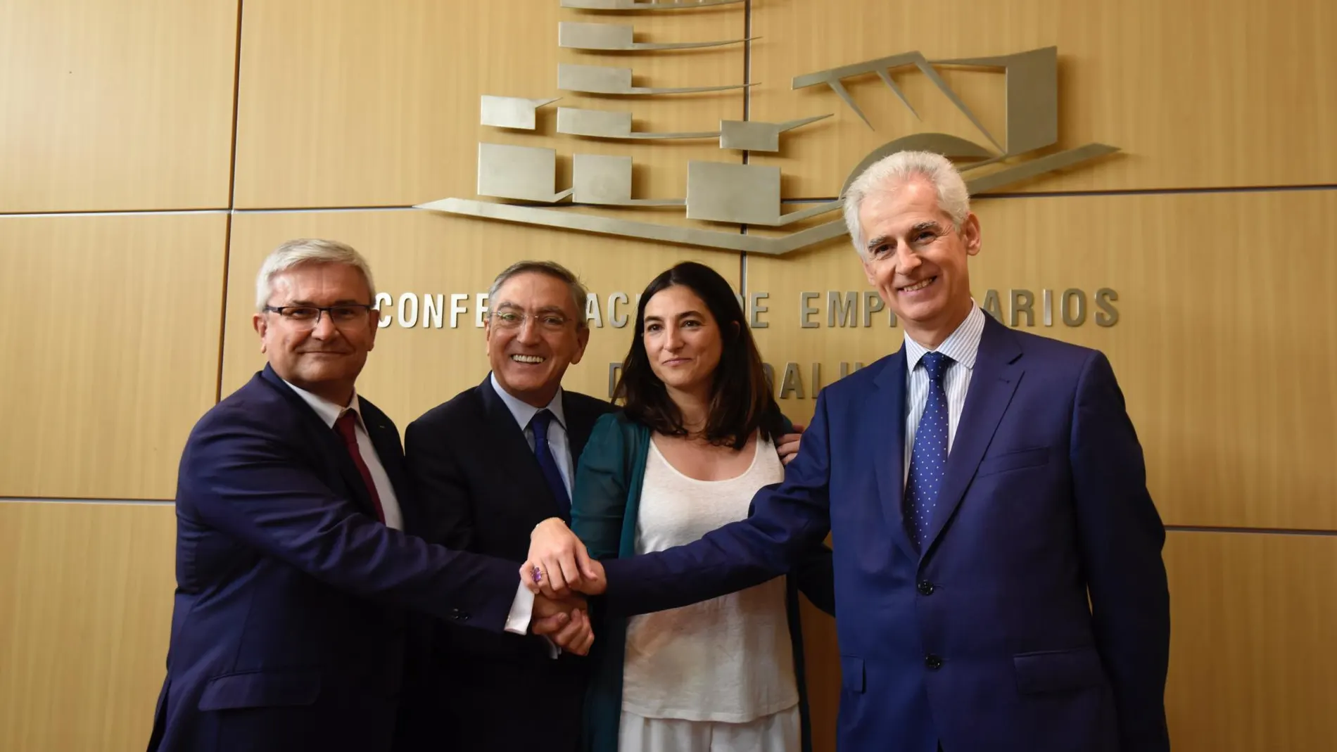 De izquierda a derecha, Manuel Huertas, presidente de Airbus Operations; Ginés Clemente y María Eugenia Clemente, accionistas de Aciturri; y Bartolomé Lora, vicepresidente de SEPI / Foto: Ke-Imagen