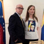 Iván Simonovis compareció junto a su esposa, Bony De Simonovis, en una conferencia de prensa en Washington/Efe