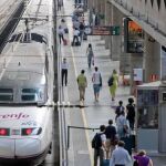 Tren de alta velocidad de Renfe en una estación