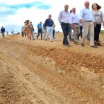 Carnero, Llorente, Armisén y Dujo, entre otros, vsitan los campos afectados por los roedores en Autillo de Campos