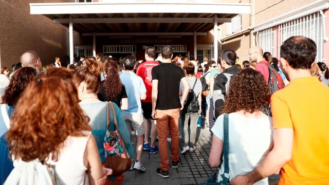 Decenas de profesores esperan el comienzo de las pruebas en un Instituto /EFE