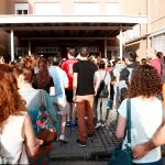 Decenas de profesores esperan el comienzo de las pruebas en un Instituto /EFE