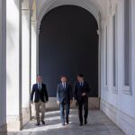 El presidente y el vicepresidente de la Junta, Juanma Moreno y Juan Marín, con el consejero de Presidencia, Elías Bendodo, en el Palacio de San Telmo /Foto: EFE