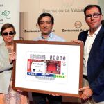 Ismael Pérez y Mari Luz Hernández presentan el cupón junto a Agapito Hernández