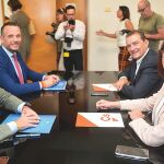 El presidente en funciones de Murcia, Fernando López Miras junto a Joaquín Sesgado y el equipo negociador de Cs de la región