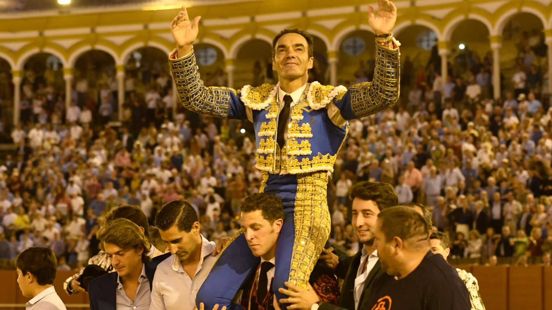 El Cid salió por la Puerta Grande en su despedida Foto: Ke Imagen