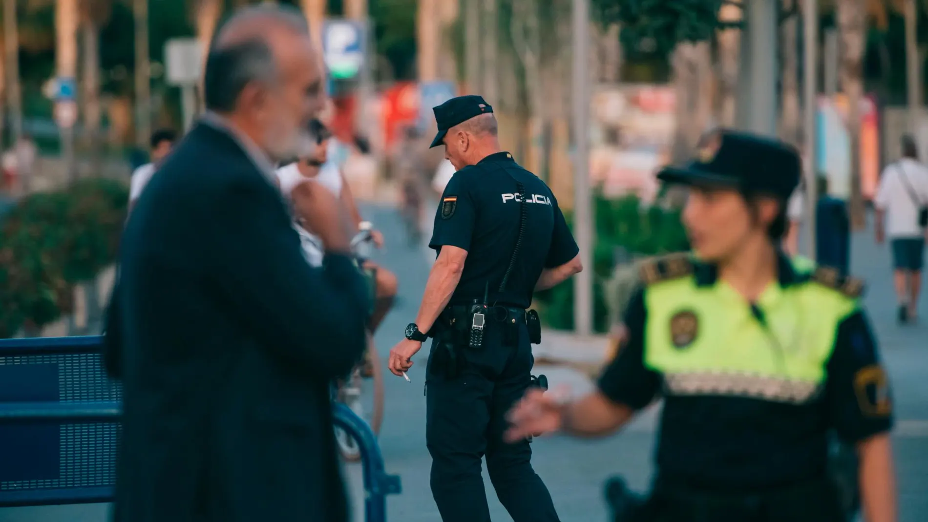 Los agentes detuvieron a los dos hombres, uno como presunto autor de un delito de homicidio en grado de tentativa y el otro por un delito de lesiones