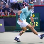 Nadal golpe la pelota por debajo de las piernas