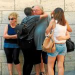 La madre del menor asesinado abrazando a un ser querido