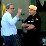 Quim Torra habla con un oficial de la Unidad Militar de Emergencias en Vinebre, donde esta ubicado el centro de mando que coordina las tareas de extinción del incendio de la Ribera d'Ebre / Efe