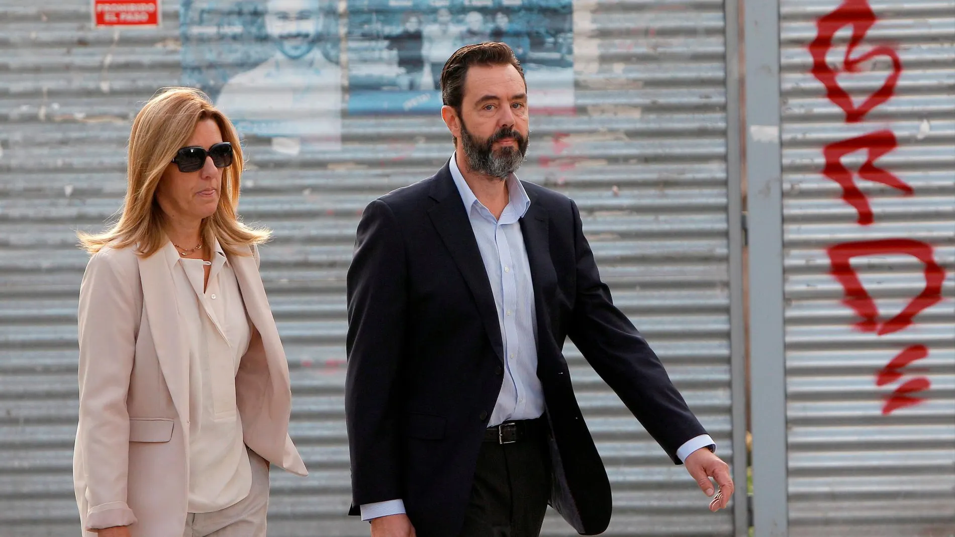Miguel López, el yerno de la viuda del expresidente de la extinta Caja de Ahorros del Mediterráneo (CAM) Vicente Sala, a su llegada pasadas las 9.00 horas de hoy a la sede judicial de la calle Pardo Gimeno de Alicante donde arranca el juicio con jurado en el que será juzgado por el crimen de su suegra