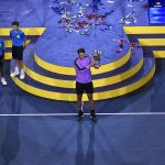 Nadal, en la ceremonia de entrega del trofeo en la pista Arthur Ashe