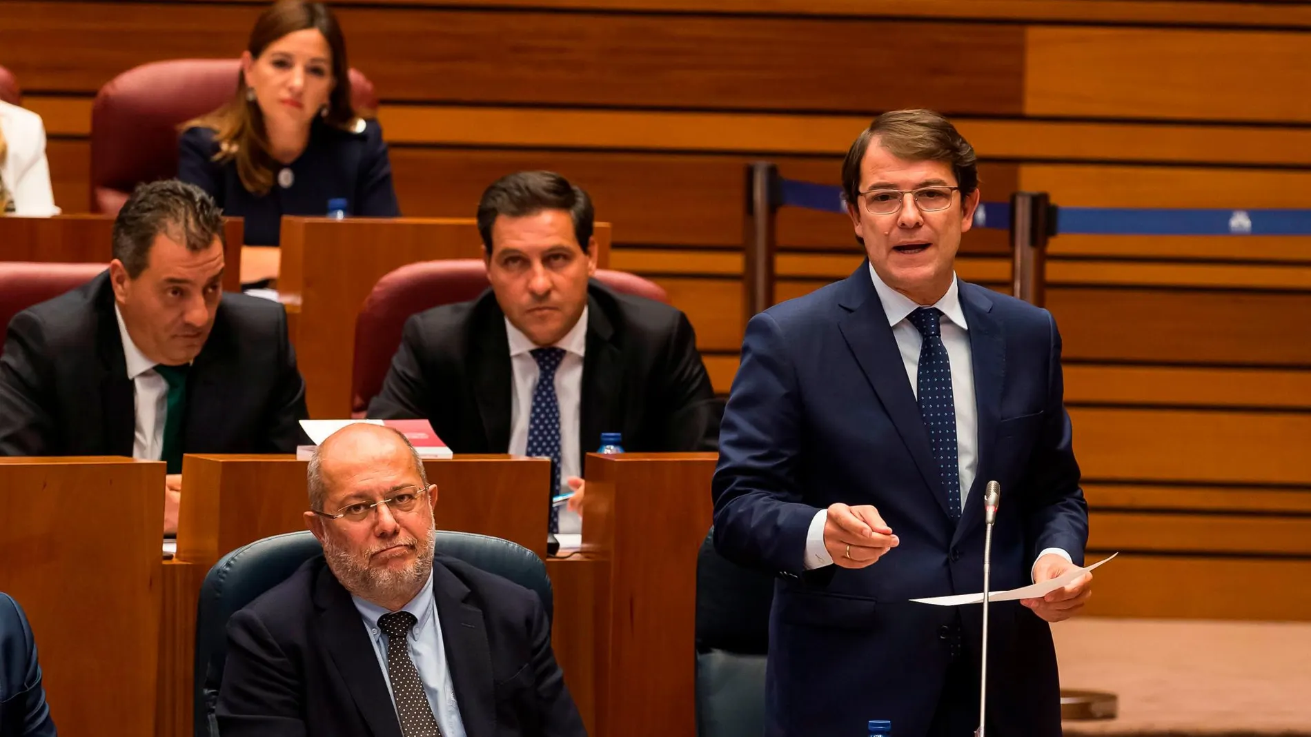 Fernández Mañueco interviene en el Pleno en presencia de Igea