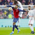 Sergio Ramos pelea con King por un balón