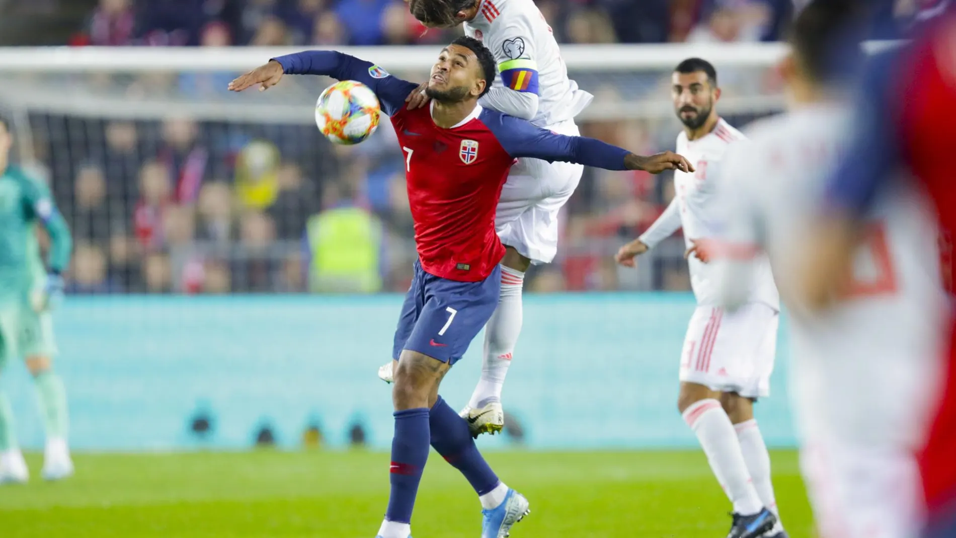 Sergio Ramos pelea con King por un balón