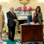 El vicepresidente de EE UU, Mike Pence, firma en el libro de honor del palacio del presidente irlandés, ayer en Dublín