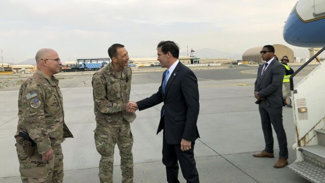 Mike Esper recibido por soldados estadounidenses