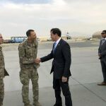 Mike Esper recibido por soldados estadounidenses