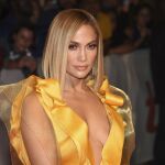 Jennifer Lopez reinventa la forma de llevar la camisa blanca