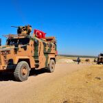 Una patrulla conjunta turconorteamericana en la ciudad de Tal Abyad, en la frontera siria/Efe