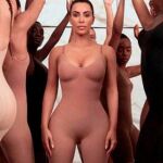 Kim Kardashian posa con las fajas de su nueva firma Kimono / Foto: @kimono
