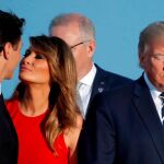 La primera dama de Estados Unidos, Melania Trump, saluda al primer ministro de Canadá, Justin Trudeau