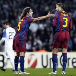 Puyol dando instrucciones a Piqué durante un partido