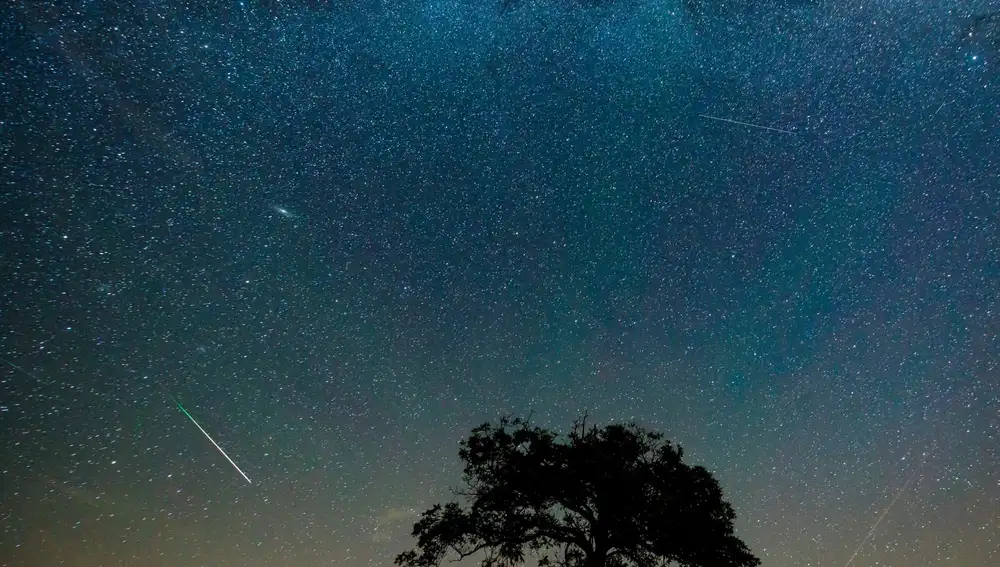 Varios meteoritos cruzan el cielo durante la lluvia de perseidas/ EFE
