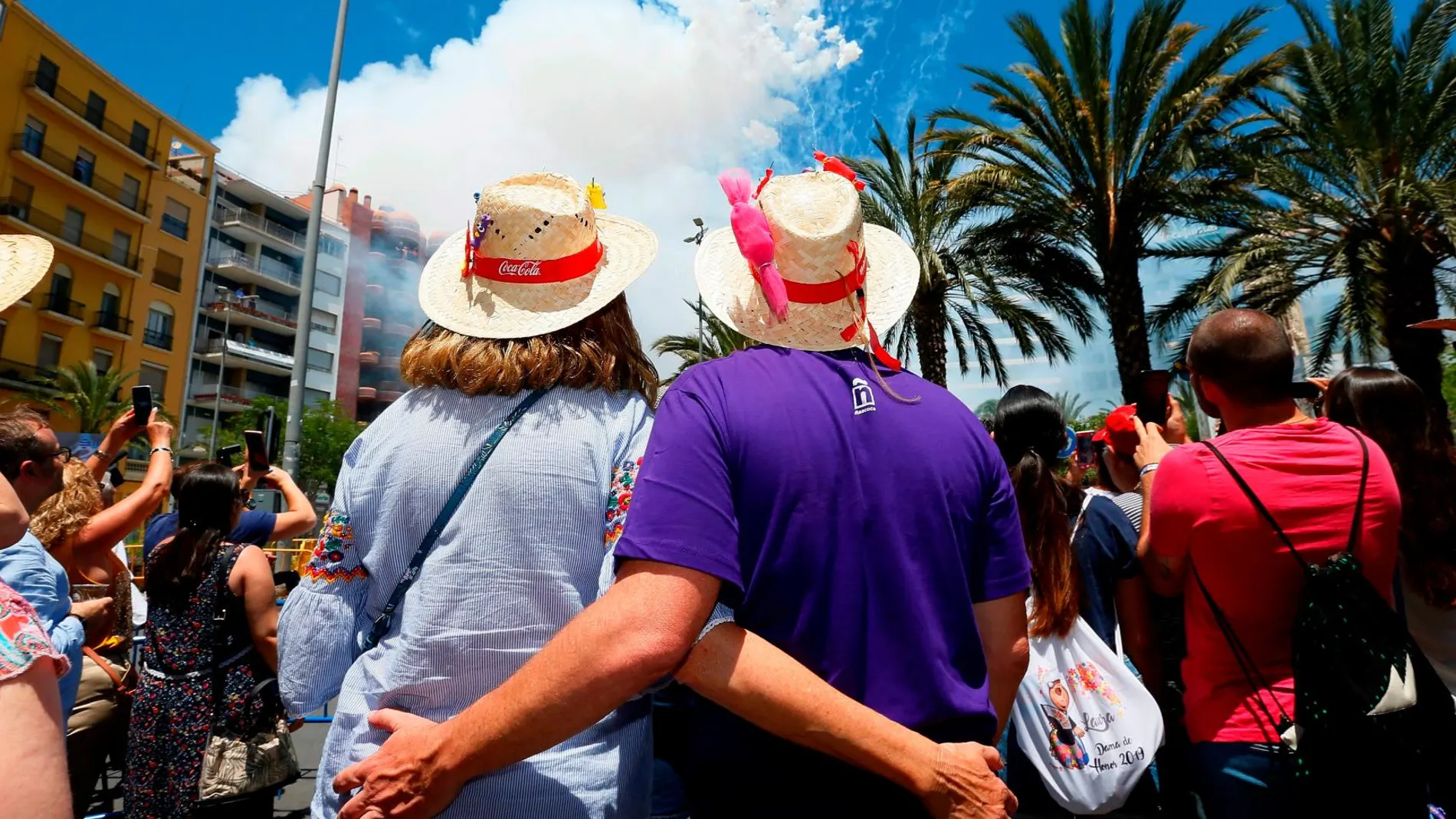 Un momento del disparo de la mascletá en Alicante dentro del programa festivo de Las Hogueras