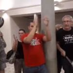 Momento en el que el concejal de Ciudadanos es increpado por los independentistas