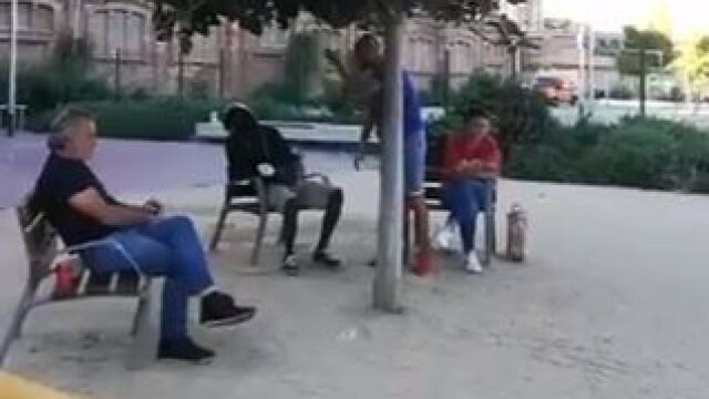 Momento en el que el hombre, ya detenido, increpa a otro para que se levante del banco