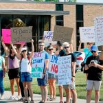 Manifestantes protestan contra la visita de Donald Trump a los heridos en el hospital Miami Valley de Dayton, ayer / Reuters