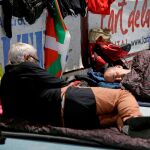 Las marchas territoriales confluirán mañana día de la huelga en Barcelona, un hombre descansa en Igualada
