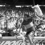 Bahamontes entra en el Parque de los Príncipes como ganador del Tour