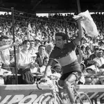 Bahamontes entra en el Parque de los Príncipes como ganador del Tour