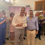 El presidente de la Diputación de Málaga, Francisco Salado, ha recibido la distinción a la candidatura del Caminito de manos del presidente del Colegio de Farmacéuticos, Francisco Florido / La Razón