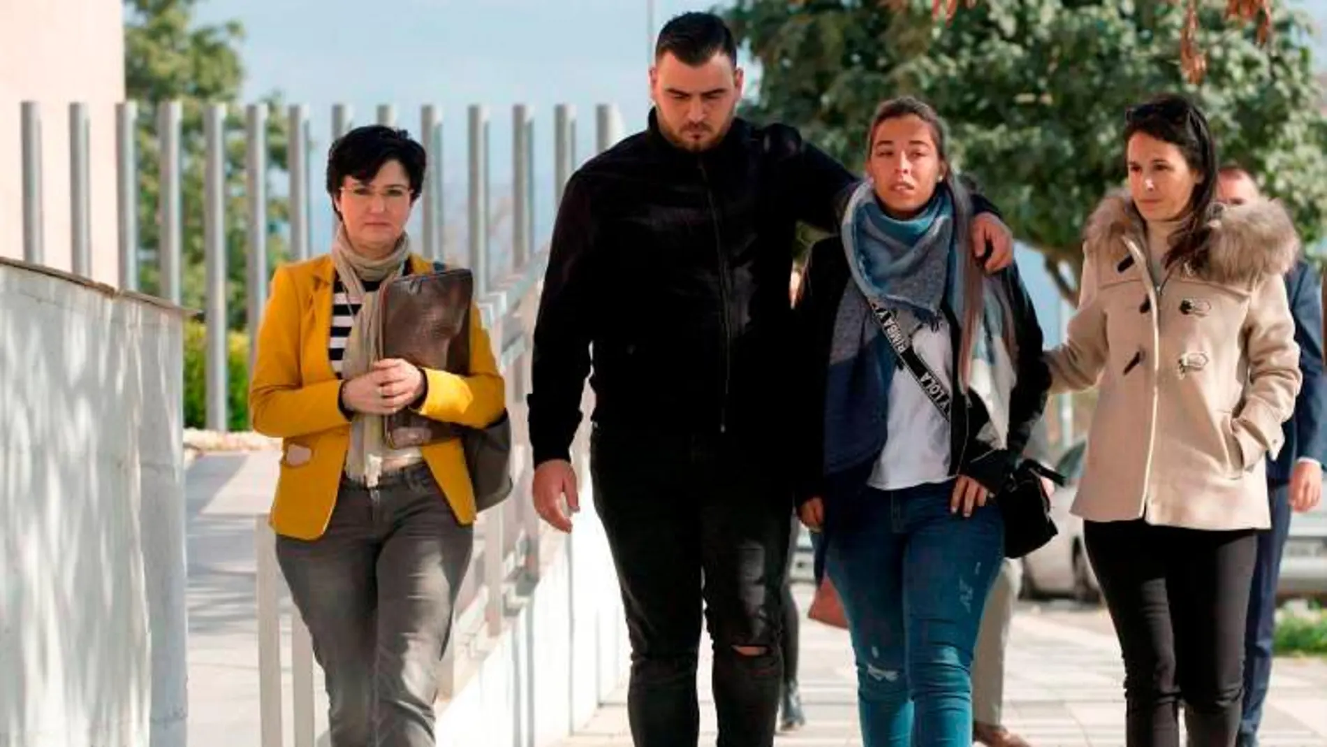 Se subraya que el dueño del terreno no ha pedido perdón a los padres