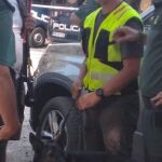Francisco Borreguero junto a Xena, la perra que localizó el cuerpo de Blanca Fernández Ochoa