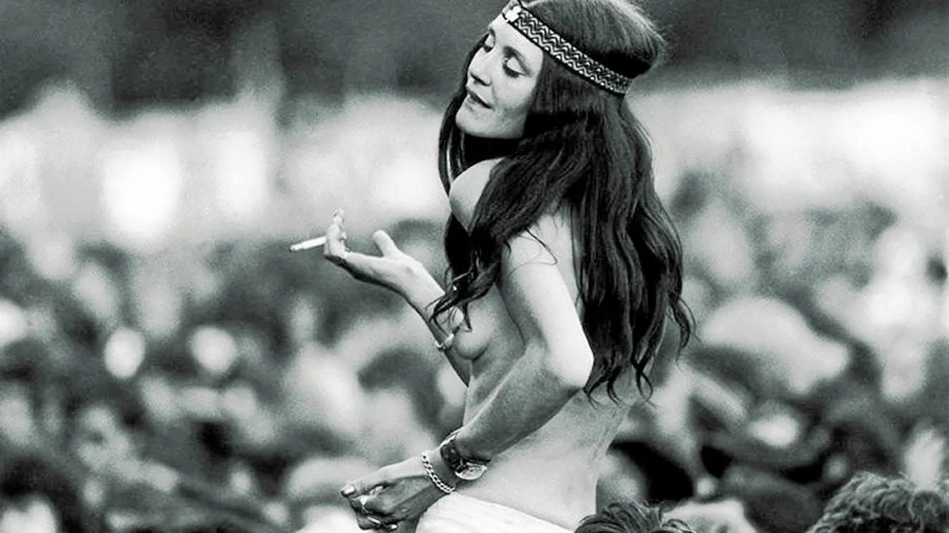 La mujer de la imagen de Woodstock no fue la única en «olvidar» el sujetador. Una prueba de la estrecha relación entre moda y sexo