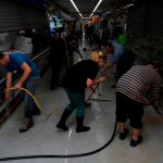 Vecinos de Arganda achican agua tras las fuertes tormentas del pasado fin de semana