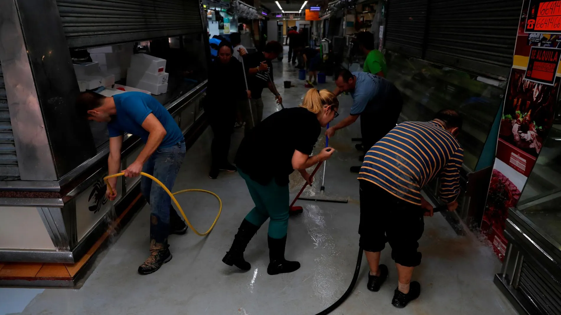 Vecinos de Arganda achican agua tras las fuertes tormentas del pasado fin de semana