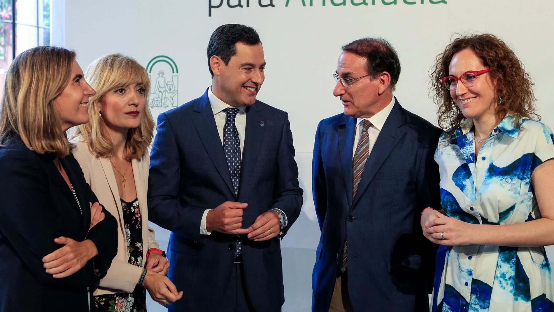 El presidente de la Junta y la consejera de Empleo, ayer con el líder de la CEA y las secretarias generales de UGT-A y CC OO-A / Foto: Manuel Olmedo