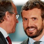 El presidente nacional del PP, Pablo Casado, con Alfonso Alonso, ayer en Bilbao / Efe