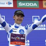 Madrazo, en el podio, con el maillot de líder de la montaña
