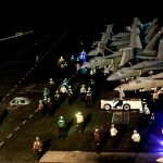 Fuerzas estadounidense a bordo del portaaviones USS Abraham Lincoln en el mar de Arabia. (Foto: Reuters)