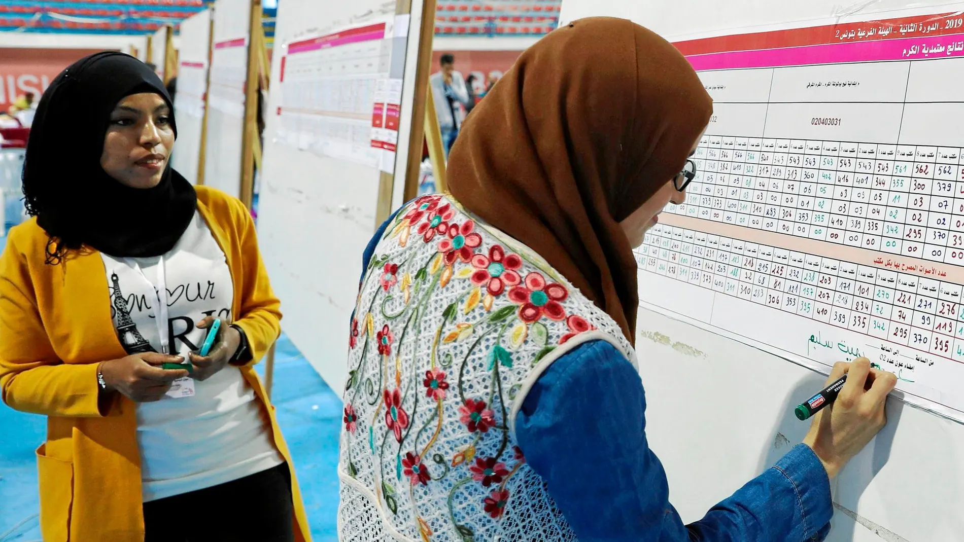 Dos funcionarias tunecinas comprueban ayer los resultados de las presidenciales